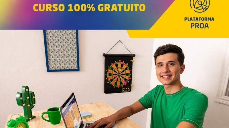 Um jovem em frente ao computador