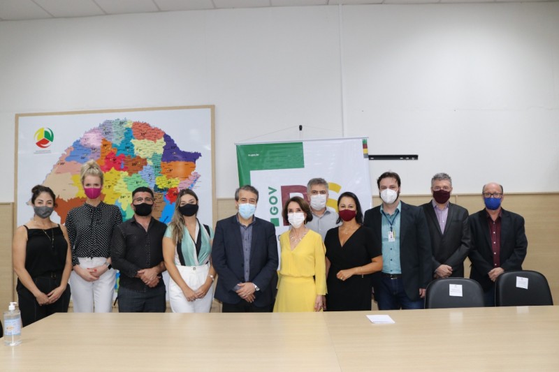 Equipe da Secretaria de Trabalho e equipe da Secretaria de Educação.