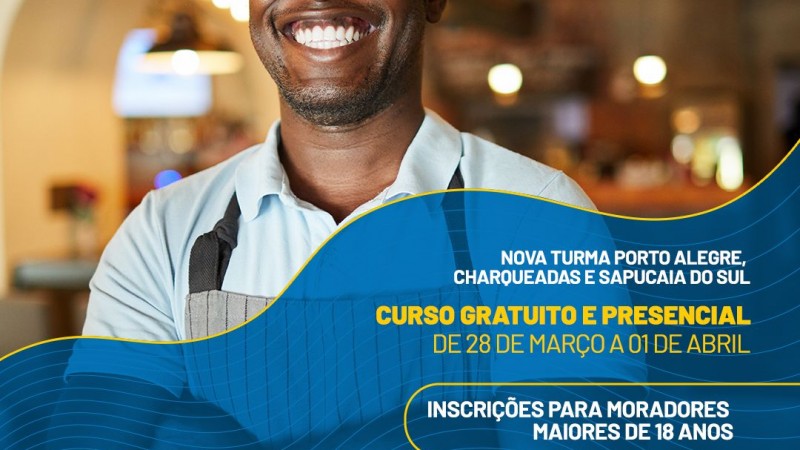 na foto um rapaz sorrindo