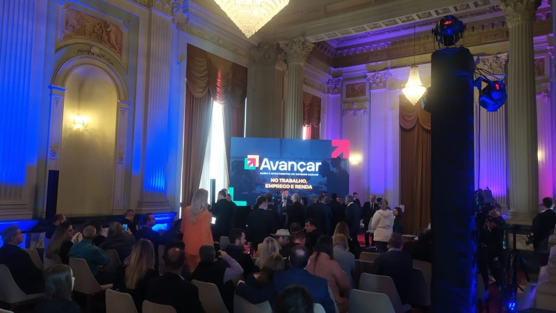 Imagem vista de cima, apresentação em uma tela do programa avançar no Palácio Piratini