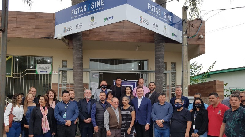Pesspas posando para a foto em frente à agência FGTAS/SINE de Eldoradodo Sul