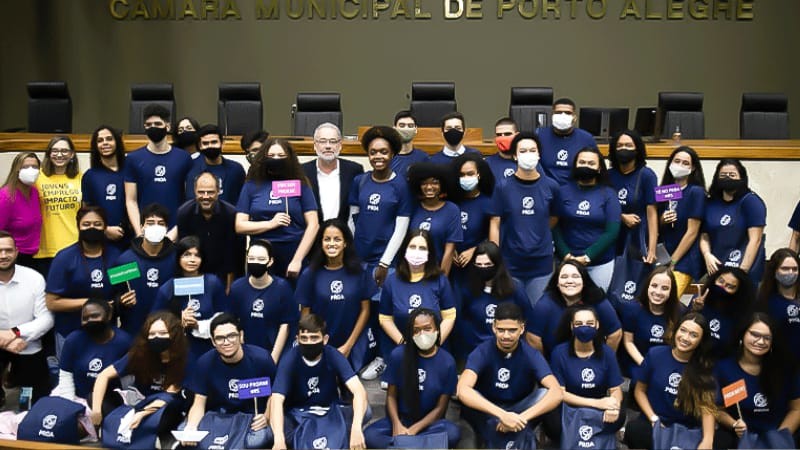 Grande Grupo de pessoas reunidas para uma foto