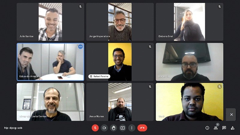 Grupo de Pessoas em uma reunião virtual