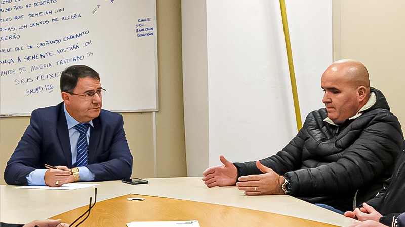 Dois Homens em uma reunião