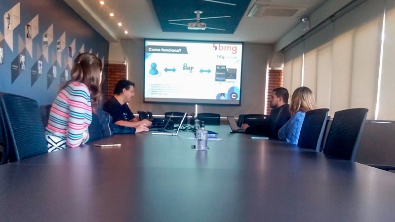 Homens e mulheres reunidos para coversar sobre o projeto ICERTUS.