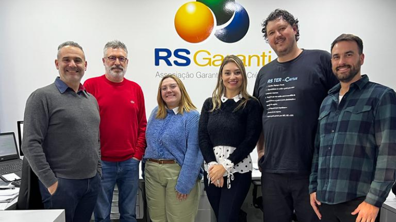 Quatro homens e duas mulheres tirando uma foto