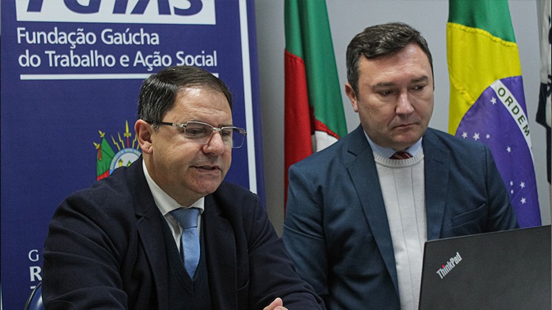 Dois homens em reunião