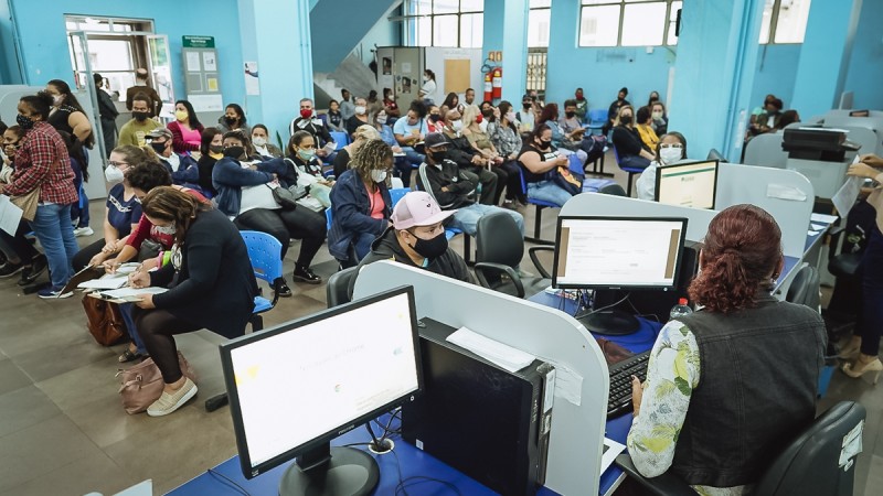 Pessoas aguardando para serem atendidas no sine