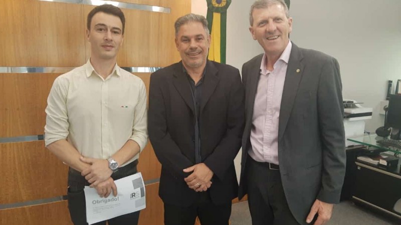 Diretor-geral, Ricardo Barbosa, procurador-geral de Justiça, Marcelo Dornelles, e secretário de Trabalho e Desenvolvimento Profissional (STDP), Gilmar Sossella, posam em pé para foto. Ricardo está com papeis na mão.