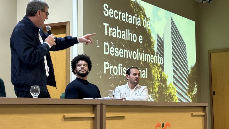 Secretário Sossella falando em um painel de debates