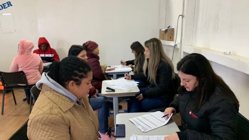 Candidatos foram atendidos por representações dos departamentos de Recursos Humanos (RH) das empresas.