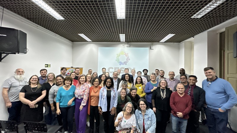 Grupo de pessoas posando para foto