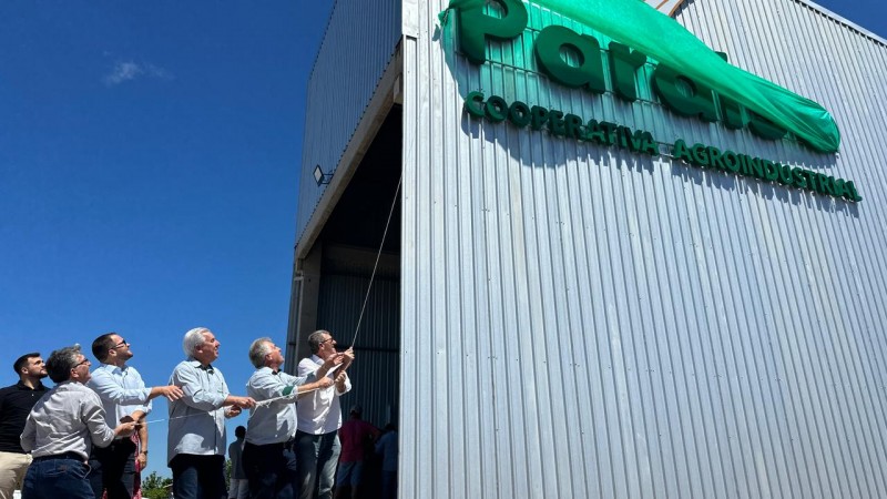 Secretário Gilmar Sossella participa junto a outras autoridades do descerramento de faixa inaugural da nova unidade de processamento de uvas da Coapar