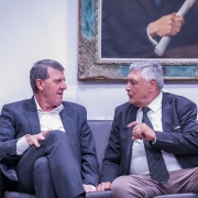 Secretário Sossella e presidente Brito conversando sentados em um sofá na Assembleia Legislativa
