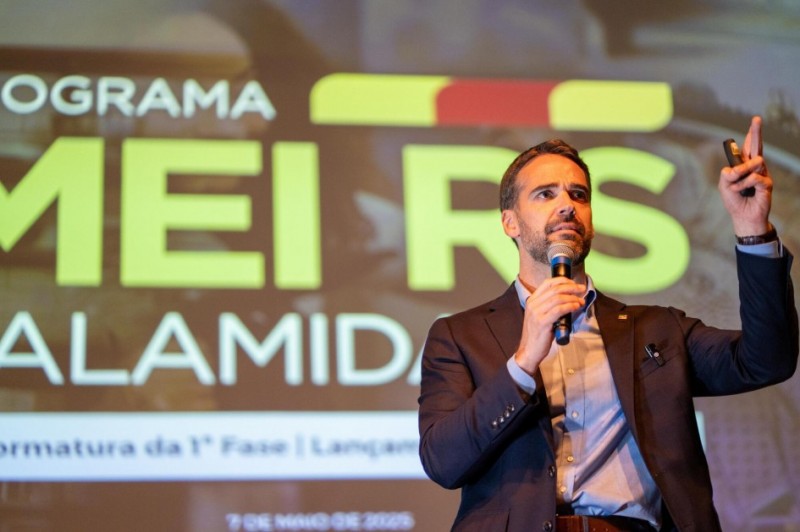 Imagem tem governador Eduardo Leite discursando em evento de lançamento do programa MEI RS Calamidades.