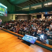 Imagem tem governador Eduardo Leite falando em evento de lançamento do programa MEI RS Calamidades 2